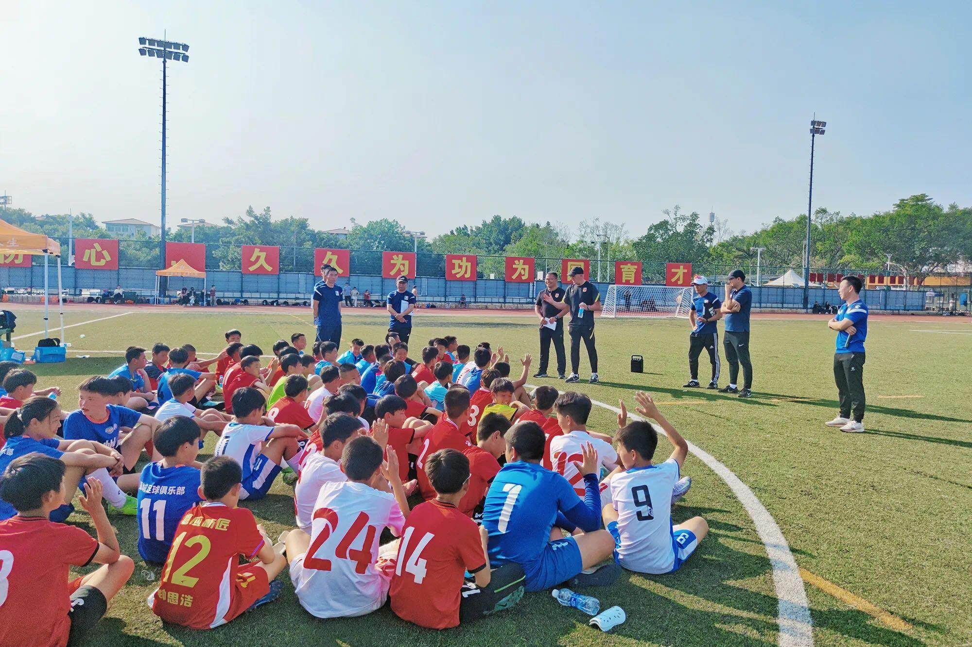 中国足球青训基地引入国际先进教练，培养精英人才的简单介绍