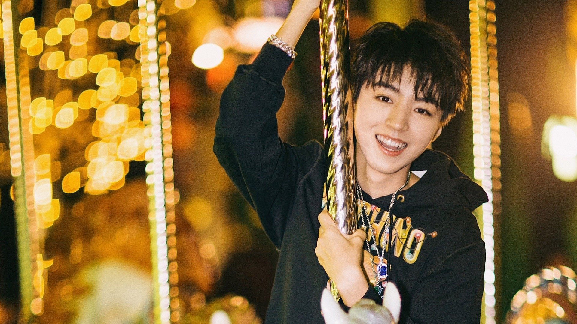 曼联在激烈争夺中获胜，积分逼近榜首位置